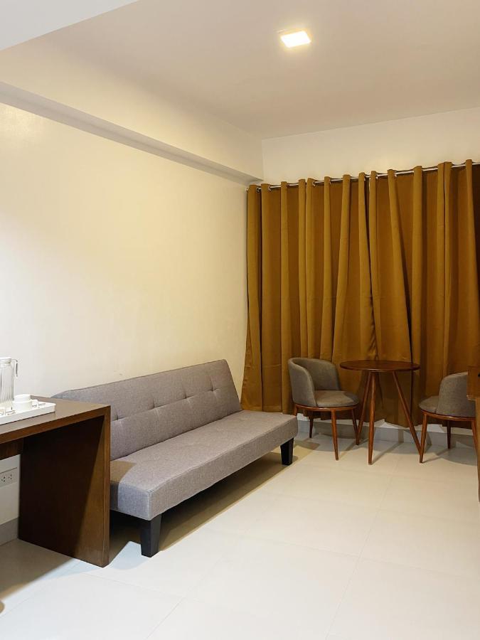 Airo Suites Makati Pasay Exterior foto